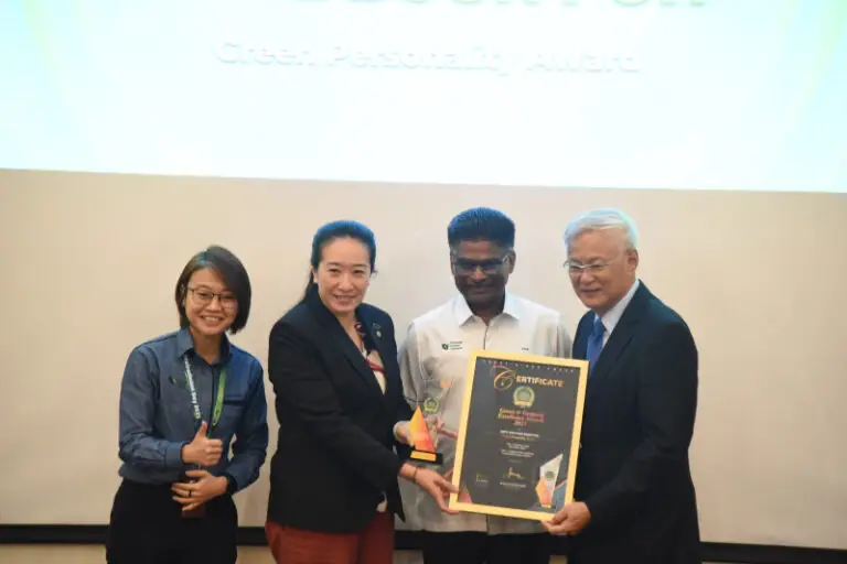 The inaugural Green and Geopark Excellence Awards (GAGA) bestowed the Green Personality Award on Datuk Seri Phee Boon Poh, which was received on his behalf by his daughter, YB Phee Syn Tze.